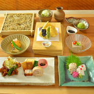 季節の八寸料理の盛合せや旬魚介と季節野菜の天ぷら盛りをお気軽に楽しめるコースです。