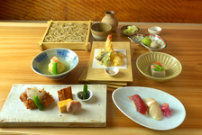 季節の八寸料理の盛合せや旬魚介と季節野菜の天ぷら盛りをお気軽に楽しめるコースです。