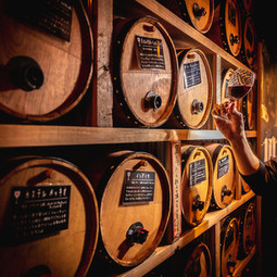 壁一面のワイン樽からお好きなものを、お好きなだけどうぞ！