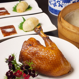 京宮廷料理の流れをくむ､繊細で華麗な料理をご堪能ください。