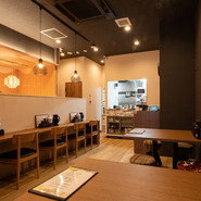 木目を基調とした落ち着いたテイストの店内