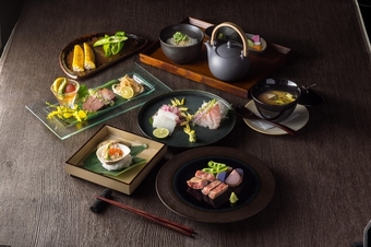 上質な黒毛和牛の炭火焼などを堪能できる『旬彩コース』　料理一例