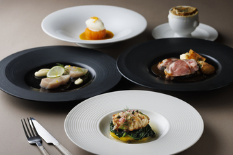 アミューズから始まり、前菜2品、魚料理2品、肉料理、デザートが付いた厳選フルコースディナー。