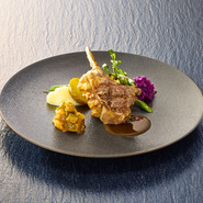 アミューズから始まり、前菜、魚料理、肉料理、デザートが付いた全5品のディナーコース。