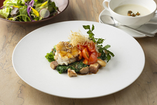 サラダ、スープ、今月のお魚料理がメインの全3品のランチセット