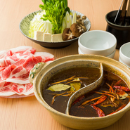 漢方豚の肩ロースとバラ肉を2種類のスープで味わえる『薬膳美肌鍋』