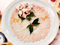 愛知県調理師会よりふぐ処理指導員のいる店として認定を受けた式部庵で贅沢に河豚コースをお楽しみ下さい。