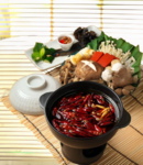 12~13種類の薬膳食材を使い、きのこで味の深みを調節して中華山椒と自家製辣油を効かせたピリ辛の鍋です。 