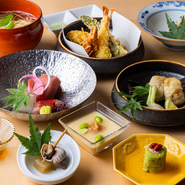 日本各地の旬食材を取り揃え、滋味あふれる季節の料理に仕立てる