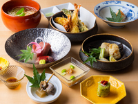 日本各地の旬食材を取り揃え、滋味あふれる季節の料理に仕立てる