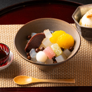 上品な甘さのあんこや風味豊かな寒天、もちもちの白玉が定番ながらも人気のあんみつです。
