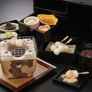 可愛らしいミニ七輪でお団子をご自身で焼いて頂けます。