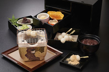 可愛らしいミニ七輪でお団子をご自身で焼いて頂けます。