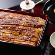 名店で受け継がれる、絶品のタレで焼き上げた鰻をお重でご用意いたします。