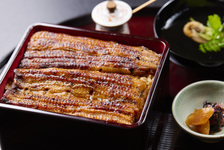 名店で受け継がれる、絶品のタレで焼き上げた鰻をお重でご用意いたします。