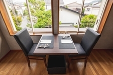 2階フロアにある古都・鎌倉の街並みを見下ろす席はデートに最適