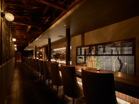 黒の外観に重厚感溢れるお洒落な店内。銘酒のラベルも美しく