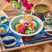 フォトジェニックで可愛い、島ベジ丼『発酵島ブッダボウル＆育菌味噌汁セット　島ハーブティー付き』