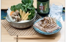 メインのお鍋と前菜3品、〆、デザートの全6品のコースになります。