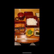 地焼きの持ち味の皮目のパリッと感を損なわないよう、ご飯と鰻を2段に分けてご提供。