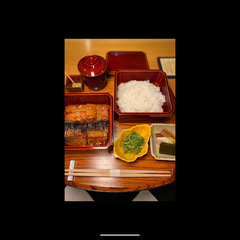 地焼きの持ち味の皮目のパリッと感を損なわないよう、ご飯と鰻を2段に分けてご提供。