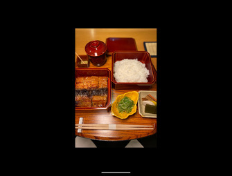 地焼きの持ち味の皮目のパリッと感を損なわないよう、ご飯と鰻を2段に分けてご提供。