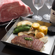 美しいサシと芳醇な香りを纏った、米沢牛や山形牛