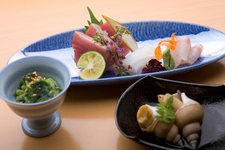 お昼のおまかせ料理コースです。ご希望を伺い、お客様のためのお食事をご用意いたします。
