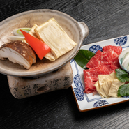 国産大豆のみで作る自家製京ゆばを様々に楽しめる 静家「ゆば尽くし」のディナー最上級コース。
