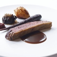 プレミアムコース内の一品。京都亀岡の「七谷鴨（ななたにがも）」を使用した『メインディッシュ』