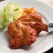 大人気のタンドリーチキンとカレー2種類など7品あるセット◎ランチやディナーにおすすめ！