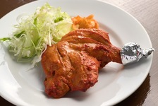 大人気のタンドリーチキンとカレー2種類など7品あるセット◎ランチやディナーにおすすめ！