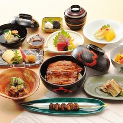 「鰻丼」や「白焼」「肝焼」など様々な鰻の美味しさをご堪能いただけます。