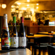 ｢ワインシャンデリア｣からセルフでたっぷりお楽しみいただける世界各国のワインを揃えたワインビュッフェ