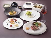 乾杯のお飲み物や限定デザート付き。前菜からデザートまでお楽しみいただる平日限定の特別コースです。

