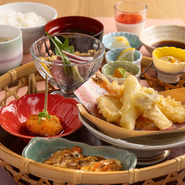 女性客にも好評。お昼の御膳『なでしこ御膳』