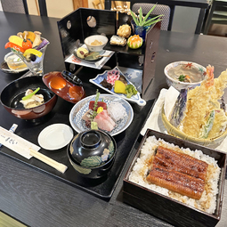 お食事はうな重または握り寿司からお選びいただけます。法事のお席にふさわしい懐石料理。