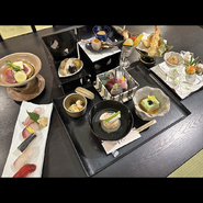 陶板焼は和牛または合鴨ロースからお選びいただけます。法事のお席にふさわしい懐石料理。