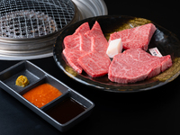 食べ放題コース内の一皿『A5黒毛和牛三種盛ロース／赤身／カルビ』