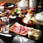 大人気のおちょこ丼と和牛すき焼きに京都にゆかりのある地酒3種がセットでついてきます
