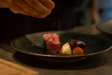 古民家の雰囲気の中で熟成牛を召し上がれます。お肉以外にも季節の食材を使ったお料理をご用意しております