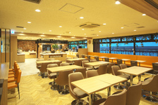 横浜馬車道ガス灯のモチーフや、赤レンガの内装で明るい雰囲気のレストランです