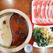 薬膳白湯と香辛香る麻辣スープの2色火鍋