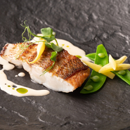 素材の良さと調理の工夫が光る一品『その日の魚のソテー』