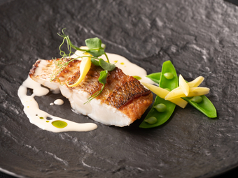 素材の良さと調理の工夫が光る一品『その日の魚のソテー』