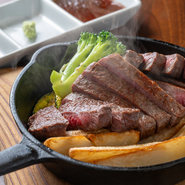 【トモ三角ステーキ】や【あかうしのタタキ】など普段とは一味違ったお肉を楽しめるテツオの極みコースです