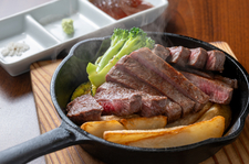 【トモ三角ステーキ】や【あかうしのタタキ】など普段とは一味違ったお肉を楽しめるテツオの極みコースです