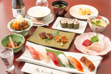 絶対的満足感。寿司と鰻、日本の伝統食の２台巨頭をお楽しみください。