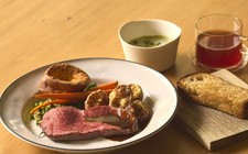 前菜、メイン、デザート３種類を当日お選び頂けます。