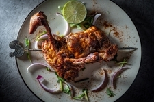 全8皿を楽しむカジュアルなディナーコースCをお届け。